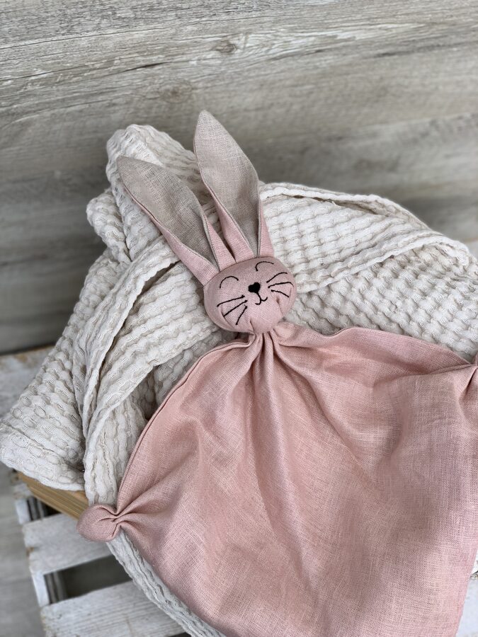 Linen baby comforter in light-pink