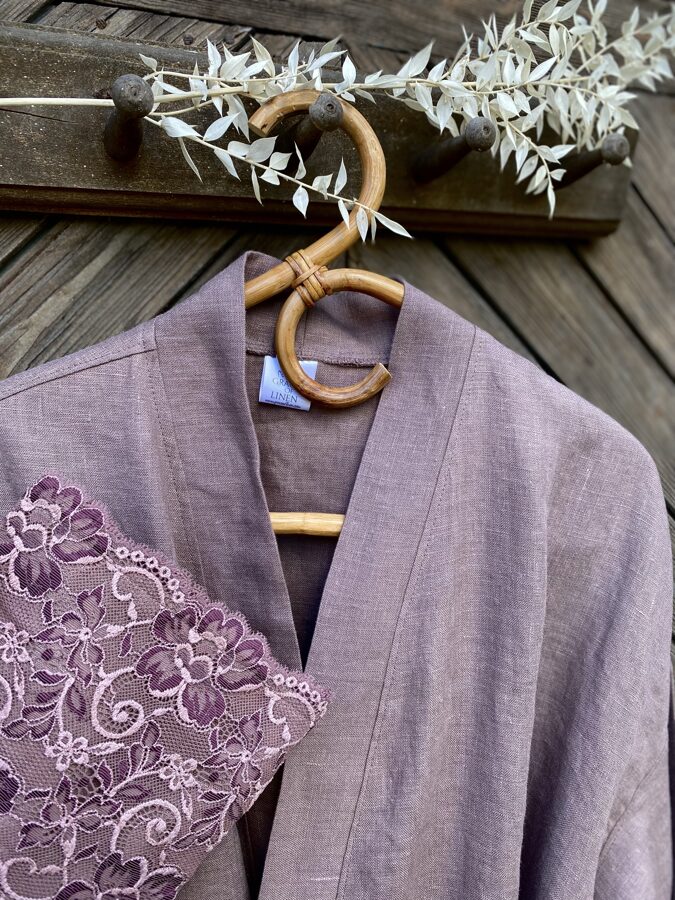 Violet-rozā ar mežģīnēm (lina halāts-mīkstināts)