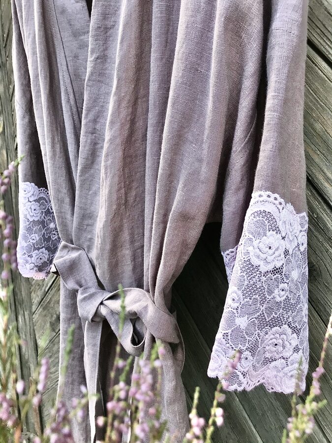 Violet-rozā ar mežģīnēm (lina halāts-mīkstināts)