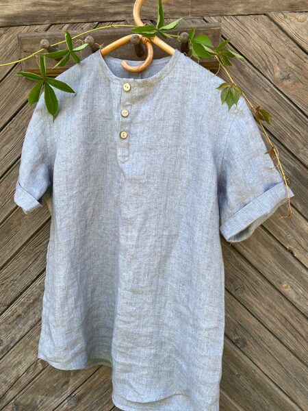 Linen shirt with buttons and short sleeves