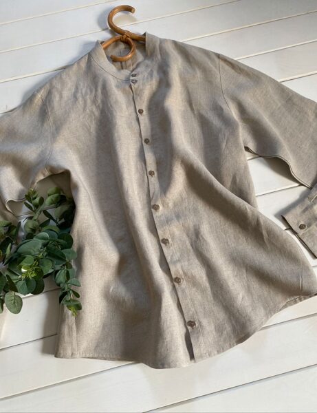 Linen shirt with long sleeves and buttons