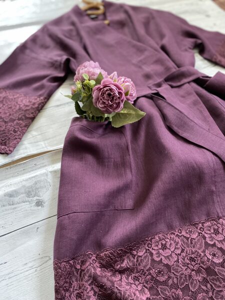 Tumši violets smalka lina halāts ar mežģīnēm