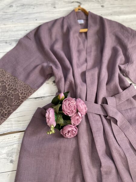 Violets-vidēji tumšs lina halāts ar mežģīnēm