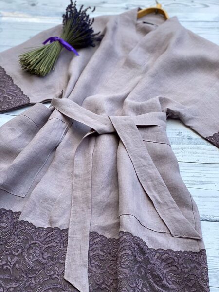 maigi gaiši silti pelēk-violets lina halāts ar mežģīnēm